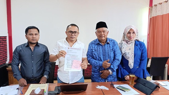 Imam Muslimin bersama kuasa hukumnya