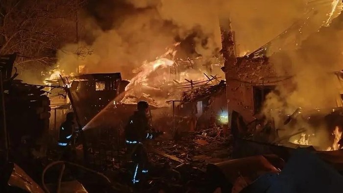 Ukrainian rescuers work to extinguish a fire at the site of an aerial attack in Zaporizhzhia, amid the Russian invasion of Ukraine. (File photo: AFP)