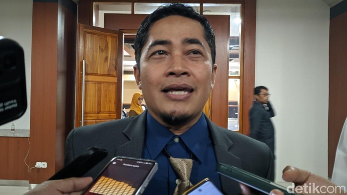 Irnadi Kusuma, Kepala Dinas PMPTSP NTB saat ditemui di kantor Gubernur NTB, Senin (22/9/2025). (Ahmad Viqi/detikBali).