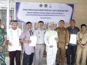 Bupati Luwu Timur Serahkan 338 Sertifikat Hak Milik ke Warga Transmigrasi