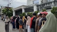 Momen itu langsung disambut meriah oleh para tetangga Ivan Gunwan. Terlihat antrean mengular pada proses membagikan telur-telur itu. Foto: Instagram/@ivan_gunawan
