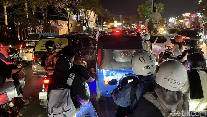 Jalan Perintis Kemerdekaan Makassar, Sulawesi Selatan (Sulsel) macet parah malam ini.
