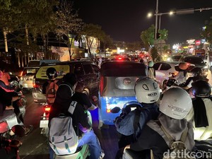 Jalan Perintis Kemerdekaan Makassar Macet Parah Malam Ini