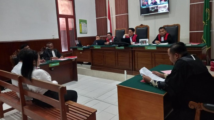 Jan Hwa Diana dan suaminya, Handy Soenario saat sidang tuntutan kasus perusakan di PN Surabaya