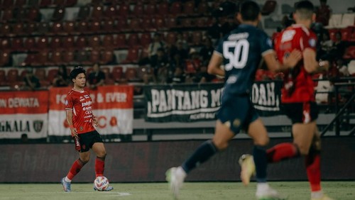 Kadek Arel Priyatna (kiri) saat membela Bali United dalam Liga 1 musim 2024/2025 di Stadion Kapten I Wayan Dipta, Gianyar.