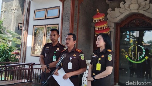 Kajari Tabanan, Zainur Arifin Syah (tengah) saat menjelaskan pembekukan badan hukum Yayasan Anak Bali Luih di Kantor Kejari Tabanan, Senin (22/9/2025). /Krisna Pradipta