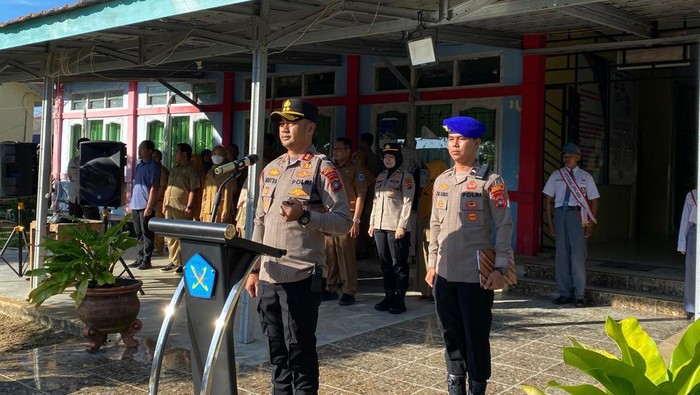 Kapolres Babar AKBP Pradana Aditya Nugraha di hadapan para pelajar di SMKN 1 Mentok