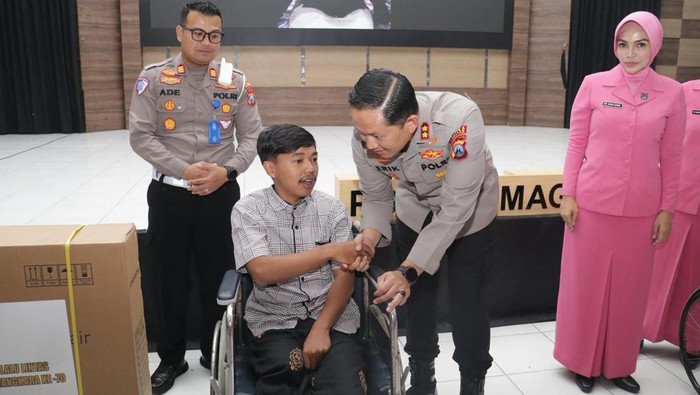 Kapolres Magetan AKBP Raden Erik Bangun Prakasa memberikan kursi roda untuk disablitas korban kecelakaan.