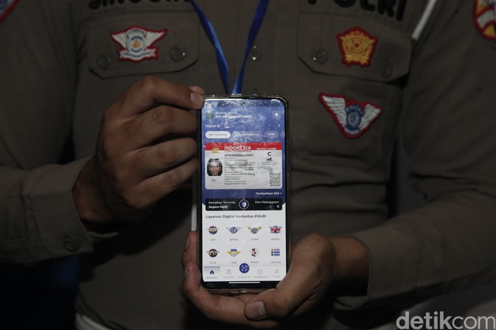 Kapolri Jenderal Listyo Sigit Prabowo menghadiri syukuran Hari Lalu Lintas Bhayangkara ke-70. Aplikasi Digital Korlantas diluncurkan dalam acara itu. (dok detikcom)