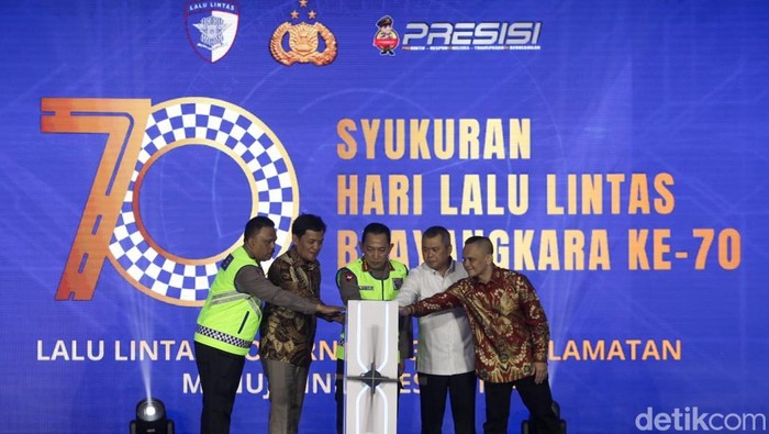 Kapolri Jenderal Listyo Sigit Prabowo menghadiri syukuran Hari Lalu Lintas Bhayangkara ke-70. Aplikasi Digital Korlantas diluncurkan dalam acara itu. (dok detikcom)