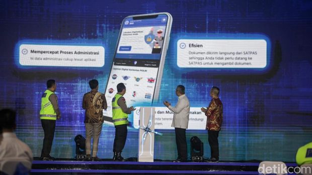 Kapolri Jenderal Listyo Sigit Prabowo menghadiri syukuran Hari Lalu Lintas Bhayangkara ke-70. Aplikasi Digital Korlantas diluncurkan dalam acara itu. (dok detikcom)