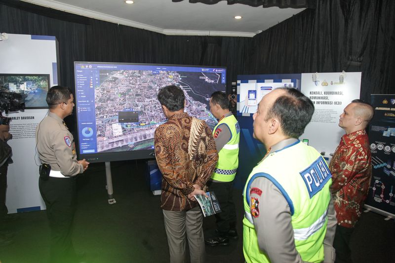 Kapolri saat meninjau pameran Hari Lalu Lintas Bhayangkara ke-70 (Andika-detikcom)