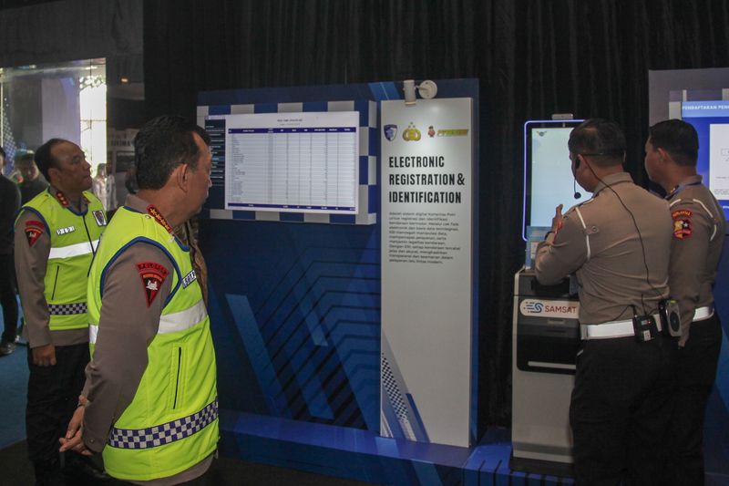 Kapolri saat meninjau pameran Hari Lalu Lintas Bhayangkara ke-70 (Andika-detikcom)