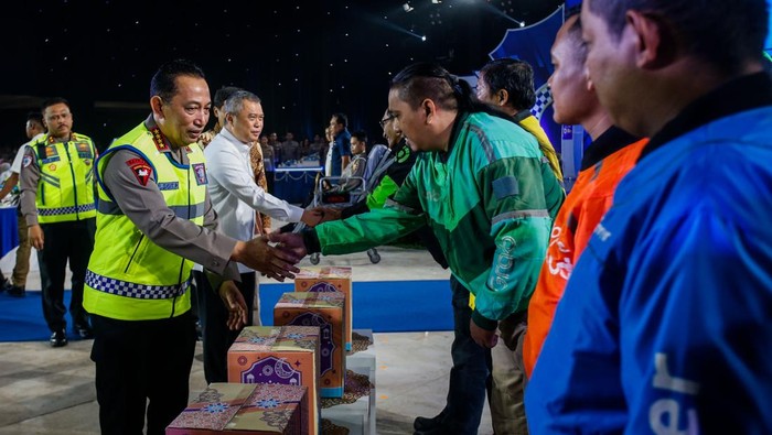 Kapolri serahkan bantuan sembako ke ojol (Rifkianto Nugroho/detikcom)