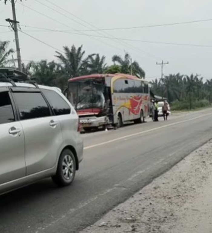 Tangkapan layar memperlihatkan bus kecelakaan di Asahan