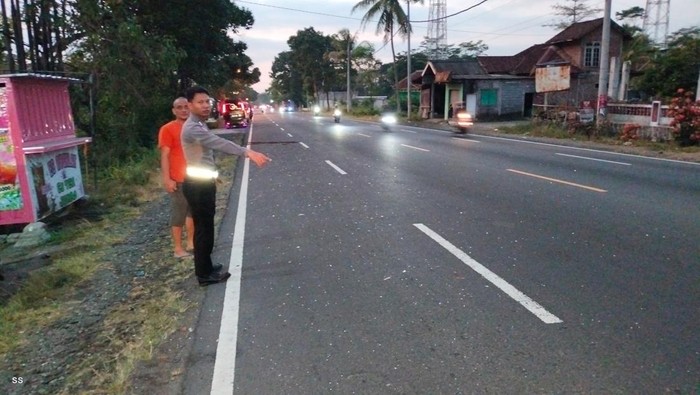 Polisi saat melakukan olah TKP kecelakaan maut yang menewaskan pejalan kaki di jalan Solo-Semarang, Penggung, Boyolali, Senin (22/9/2025).