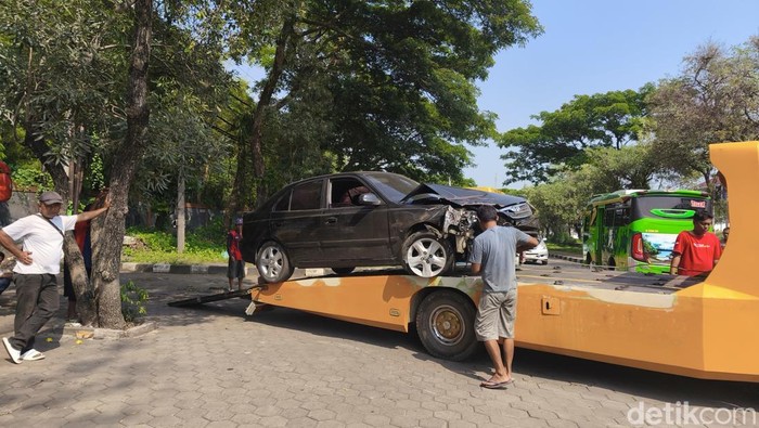 Proses evakuasi mobil sedan yang terlibat kecelakaan di depan Terminal Mangkang, Senin (22/9/2025).