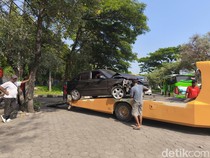 Truk Lompat Median Jalan hingga Tabrak Avega di Mangkang Semarang
