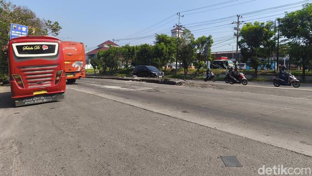 Kondisi jalan di depan Terminal Mangkang usai terjadi kecelakaan truk dengan sedan, Senin (22/9/2024).