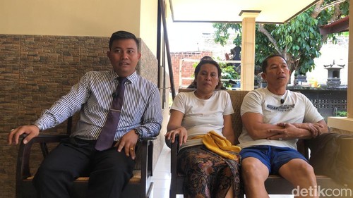 Keluarga Ni Made Vairadya didampingi kuasa hukum saat ditemui di kediamannya di Lingkungan Pajang, Kelurahan Pejanggik, Kota Mataram, NTB, Senin (22/9/2025). (Foto: M Zahiruddin/detikBali)