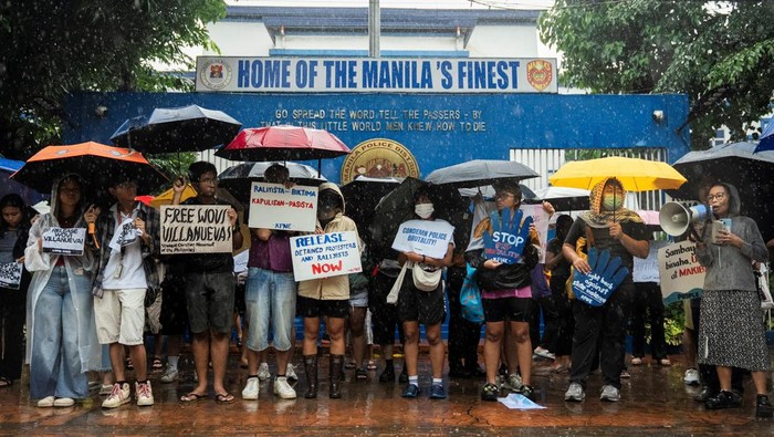 Keluarga Tahanan Demo 21 September Tuntut Pembebasan di Manila Gelombang protes masih berlanjut di ibu kota Filipina setelah aksi unjuk rasa besar pada 21 September lalu. Pada Senin (22/9/2025), keluarga dari orang-orang yang ditahan akibat aksi tersebut kembali turun ke jalan, menuntut pembebasan kerabat mereka. REUTERS/Lisa Marie David