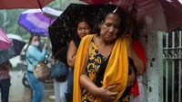 Seperti diketahui, aksi 21 September digelar untuk mengecam dugaan korupsi dalam proyek pengendalian banjir di Manila. Demonstrasi itu berakhir ricuh dan puluhan orang ditangkap. Hingga kini, pihak keluarga menilai proses hukum terhadap para tahanan tidak transparan dan meminta pemerintah segera mengambil langkah adil. REUTERS/Lisa Marie David