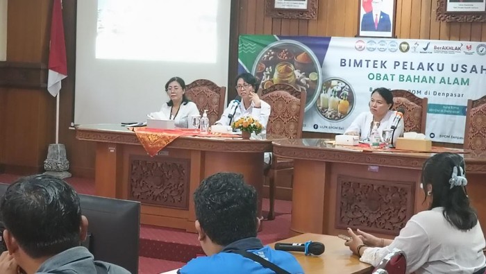 Kepala BBPOM di Denpasar, I Gusti Ayu Adhi Aryapatni, saat memberikan Bimtek Pelaku Usaha soal Obat Bahan Alam di kantornya, Senin (22/9/2025). (Ni Made Lastri Karsiani Putri/detikBali)