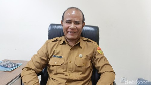Kepala BKD NTT, Yosef Rasi yang diwawancarai diruang kerjanya.