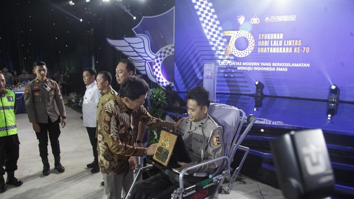 Ketua Komisi III DPR RI Habiburokhman memberikan penghargaan kepada Aipda Marsidon (Andika/detikcom)