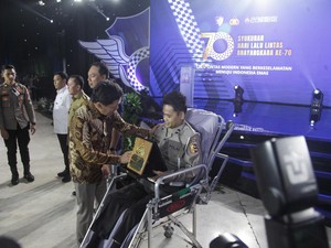 Habiburokhman Beri Penghargaan ke Aipda Marsidon di Hari Lalu Lintas Bhayangkara Ke-70