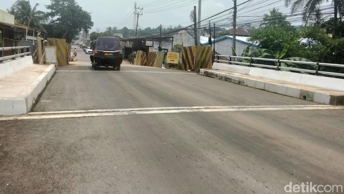 Kondisi jembatan Cirokoy yang ada sejak zaman Belanda kini sudah bisa dilalui oleh pengendara. (Aris Rivaldo/detikcom).