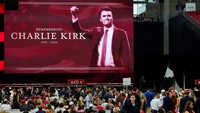 Poster Kirk menghiasi stadion sebagai bentuk penghormatan. Kirk memiliki dua anak kecil. Istrinya, Erika Kirk, terpilih sebagai kepala eksekutif baru Turning Point setelah kematiannya. Foto: REUTERS/Daniel Cole