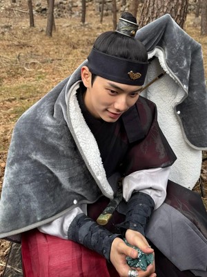 Foto-foto Lee Chae Min Saat Break Syuting Bon Appetit, Your Majesty
