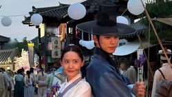 Foto-foto Lee Chae Min Saat Break Syuting Bon Appetit, Your Majesty