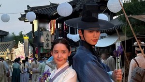 Momen waktu Lee Chae Min dan Yoona lagi ke pasar buat golong cabe. (Foto: dok. Instagram @l.c.m__)
