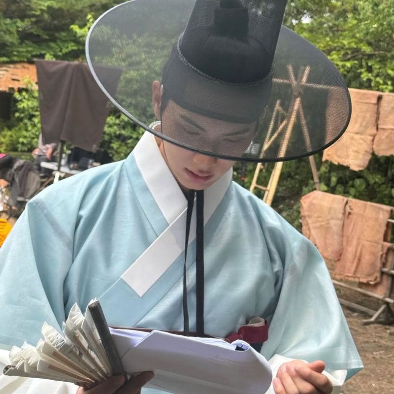 Aktor Korea Selatan Lee Chae Min di lokasi syuting drama Korea Bon Appétit, Your Majesty.
