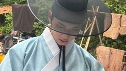 Foto-foto Lee Chae Min Saat Break Syuting Bon Appetit, Your Majesty