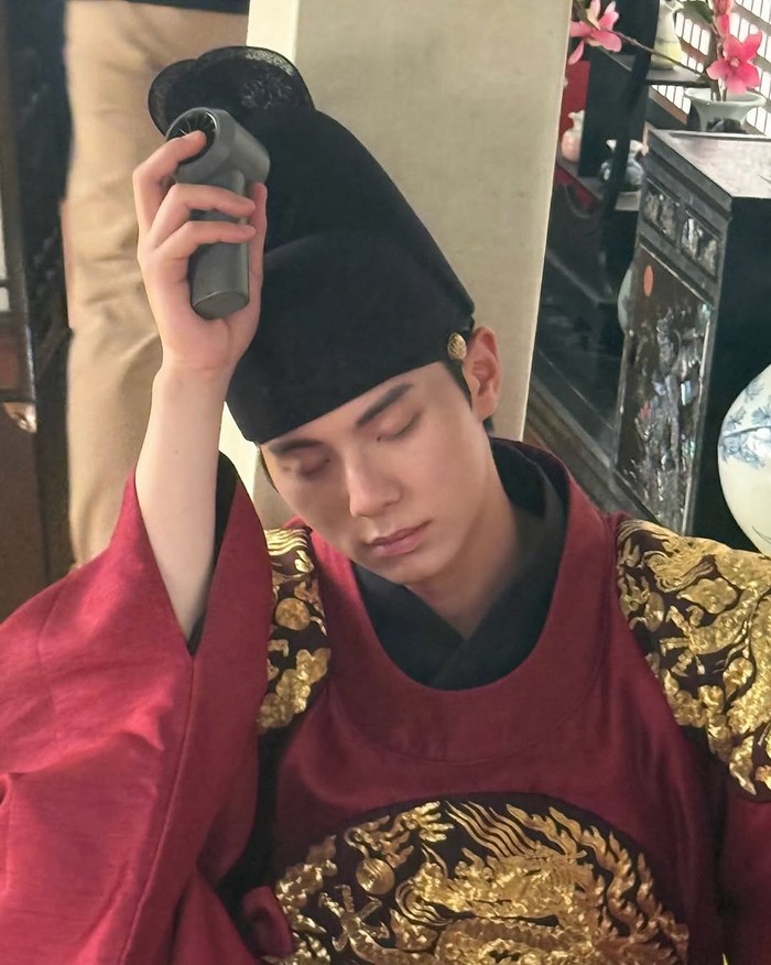 Aktor Korea Selatan Lee Chae Min di lokasi syuting drama Korea Bon Appétit, Your Majesty.