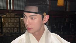 Foto-foto Lee Chae Min Saat Break Syuting Bon Appetit, Your Majesty