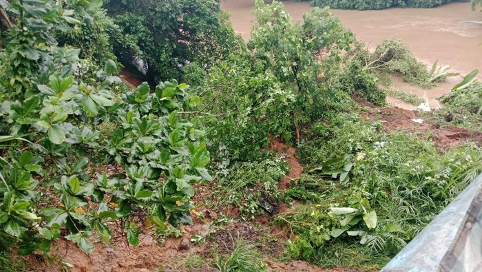 Longsor yang terjadi di Jembatan Air Beliti di Musi Rawas, Sumatera Selatan.