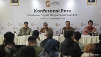 Plt Ketua Dewan Komisioner LPS Didik Madiyono memaparkan tingkat bunga penjaminan simpanan di kantornya, Jakarta, Senin (22/9/2025). LPS memangkas tingkat bunga penjaminan simpanan dari 3,75% jadi 3,5%, mulai 1 Oktober 2025-31 Januari 2026.