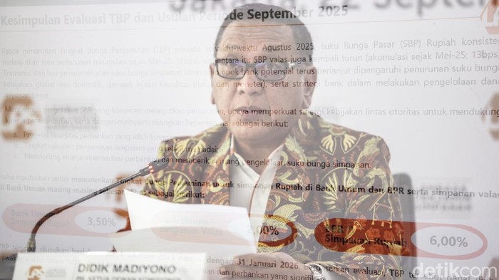 Plt Ketua Dewan Komisioner LPS Didik Madiyono memaparkan tingkat bunga penjaminan simpanan di kantornya, Jakarta, Senin (22/9/2025). LPS memangkas tingkat bunga penjaminan simpanan dari 3,75% jadi 3,5%, mulai 1 Oktober 2025-31 Januari 2026.