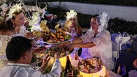 Nuansa romantis dan meriah menyelimuti taman dengan pemandangan kota New York yang ikonik sebagai latar belakang. Foto: REUTERS/Jeenah Moon