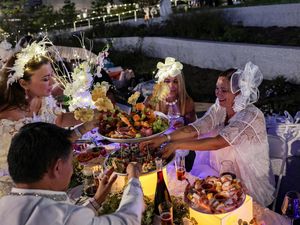 Makan Malam Rahasia Serba Putih Diner en Blanc Kembali Hiasi New York