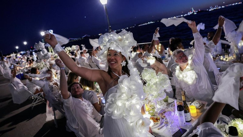 People attend Diner en Blanc, the French-inspired secret pop-up dinner, in Robert F. Wagner Jr. Park, in New York, U.S., September 19, 2025. REUTERS/Jeenah Moon