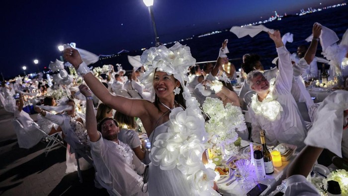 Makan Malam Rahasia Serba Putih ‘Diner en Blanc’ Kembali Hiasi New York People attend Diner en Blanc, the French-inspired secret pop-up dinner, in Robert F. Wagner Jr. Park, in New York, U.S., September 19, 2025. REUTERS/Jeenah Moon
