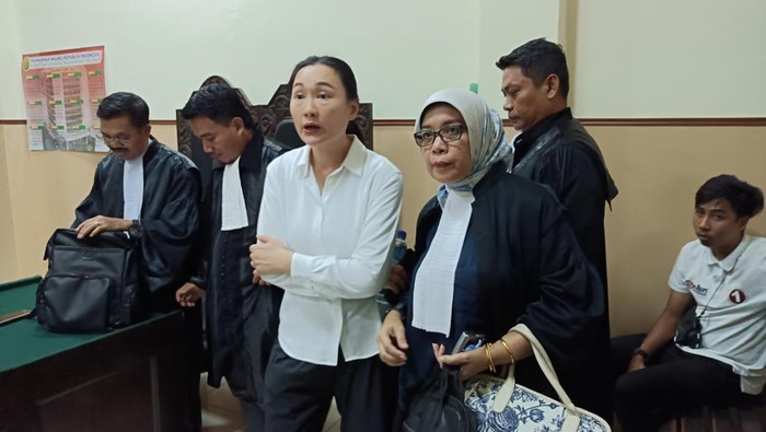 Mantan direktur PT Bliss Pembangunan Sejahtera Isabel, Tanihaha (kemeja putih), hendak keluar dari ruang sidang Pengadilan Tipikor Mataram seusai mendengar tuntutan dari JPU, Senin (22/9/2025). (Abdurrasyid Efendi/detikBali)