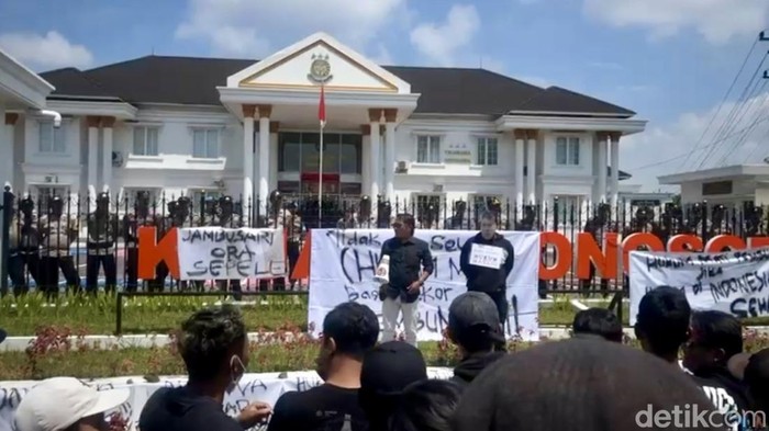 Warga Jambusari Kelurahan Kertek, Kecamatan Kertek, Wonosobo mendatangi kantor Kejaksaan Negeri Wonosobo, Senin (22/9/2025).