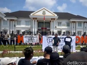 Giliran Kejari Digeruduk Massa Tuntut Pembunuh Serda RS Dihukum Mati