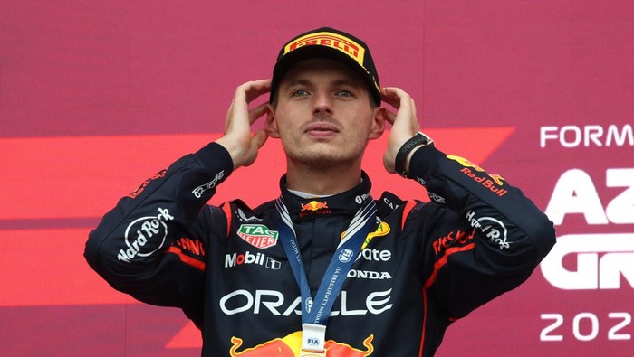 Formula One F1 - Azerbaijan Grand Prix - Baku City Circuit, Baku, Azerbaijan - September 21, 2025 Red Bulls Max Verstappen celebrates on the podium after winning the Azerbaijan Grand Prix REUTERS/Leonhard Foeger